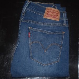 Darker/Medium Wash Women’s 710 Levi’s Size 8/9